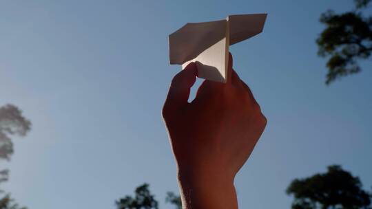 扔纸飞机飞翔 放飞梦想 希望的翅膀