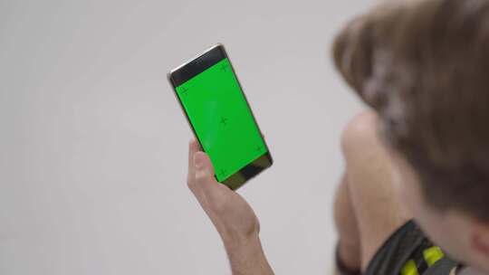 4K绿幕抠像抠图玩手机外籍模特绿屏跟踪视频素材模板下载