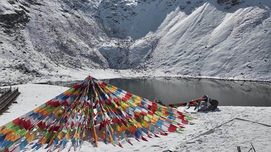 青海互助浪士当雪山经幡航拍视频