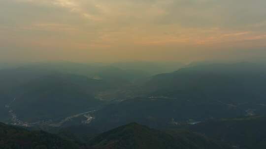 秦岭森林秋色夕阳