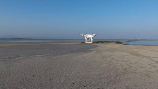 无人驾驶飞机在沙地上空飞行