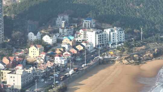 航拍威海国际海水浴场火炬八街附近楼房沙滩