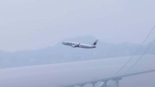 深圳机场起飞的东海航空客机