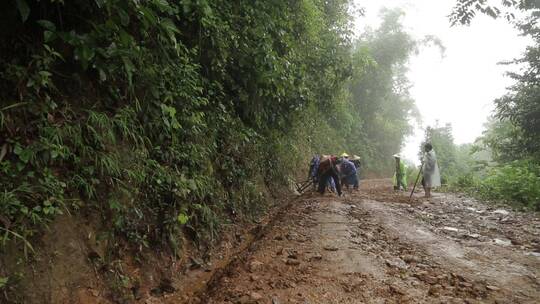 夏季山洪大水冲垮道路村民修路