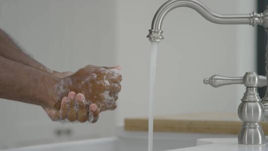 洗手的男人视频素材模板下载