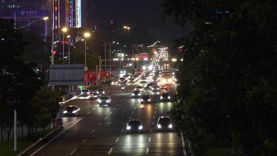 夜晚城市道路车来车往实拍