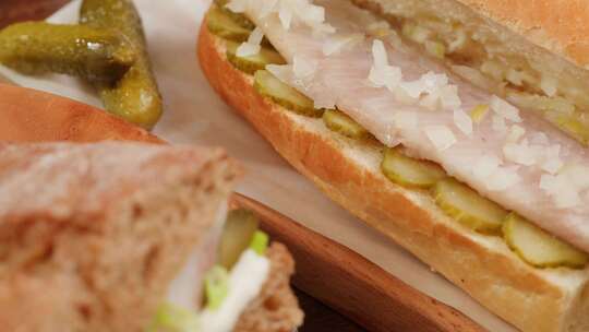 木桌特写荷兰斯堪的纳维亚三明治配鲱鱼洋葱
