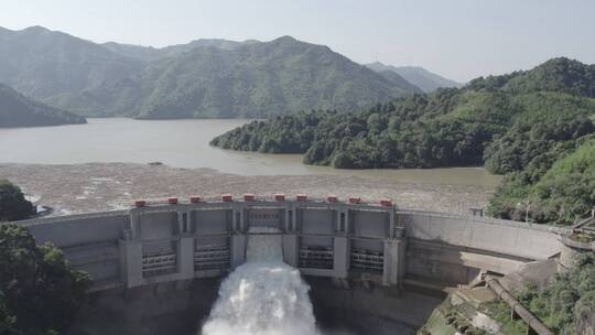 航拍湖南欧阳海水库大坝开闸泄洪