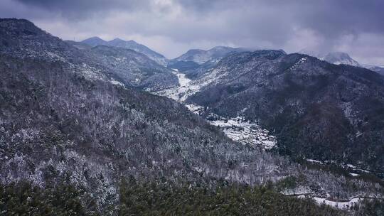 中国山区风力发电车新能源航拍视频