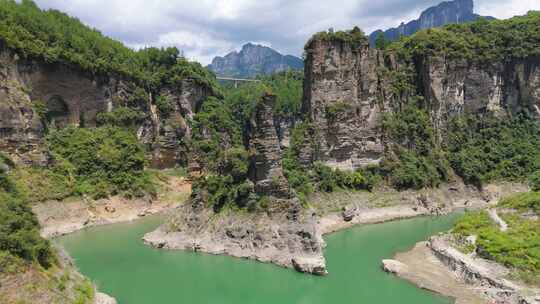 峡谷河流