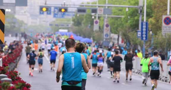 快速奔跑的人群背影 苏州城市马拉松比赛