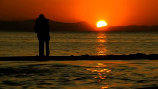 日落时在海边自拍的情侣