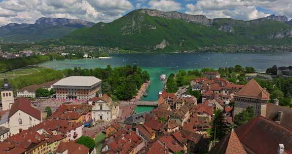 法国阿尔卑斯山阿纳西湖渡轮和塔洛雷斯城市