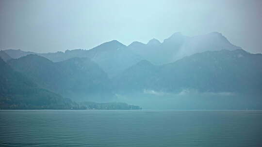 蒸气云形成和消失在湖泊上方的山脉中，延时