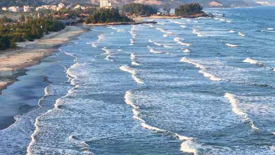 沿海公路边海浪翻涌的美丽海景