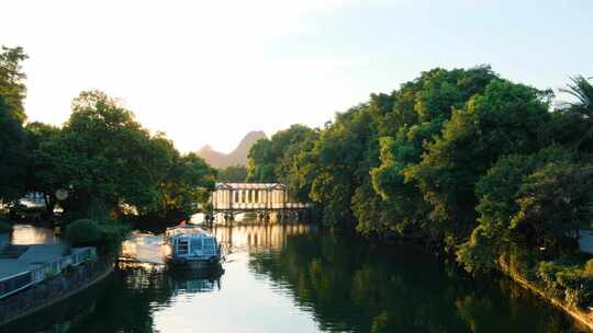 桂林两江四湖公园湖边树荫风景