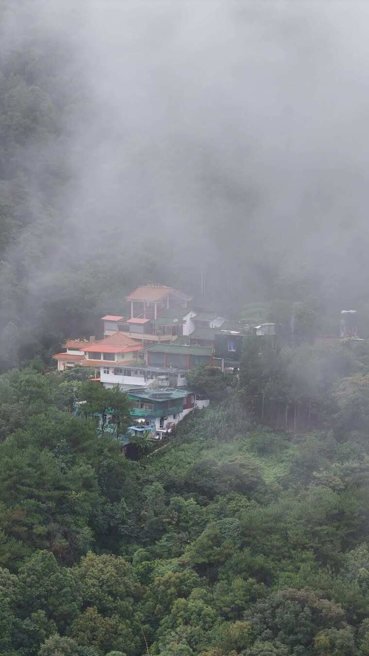 山林间云雾环绕的房屋