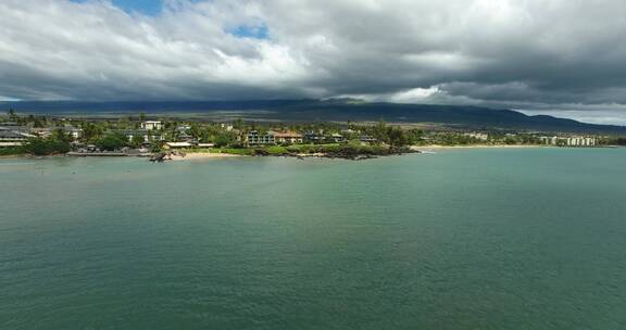美国夏威夷毛伊岛海边椰树海浪