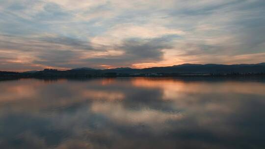 云南旅游风光视频云南山区金色夕阳湖泊倒影