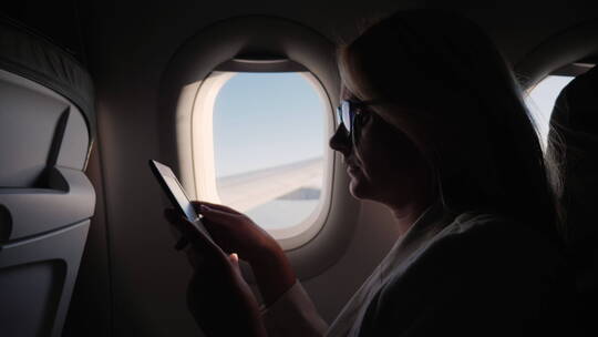 在飞机上阅读电子书的女人