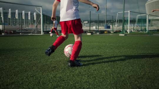 踢足球的孩子视频素材模板下载