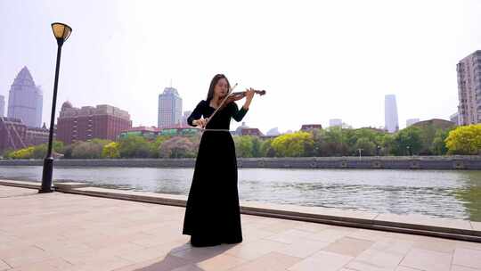 小提琴家天津海河边拉小提琴7
