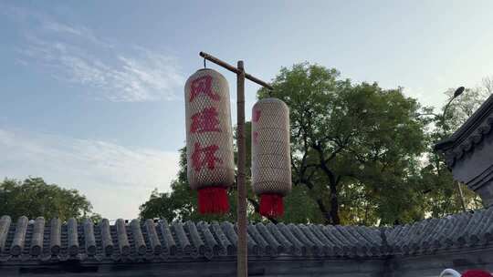 中式古建筑上悬挂的灯笼