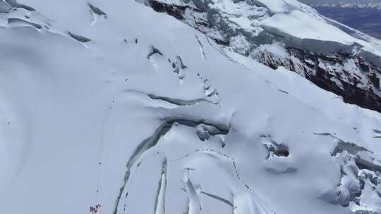 航拍冰川之父慕士塔格峰雪山的登山队