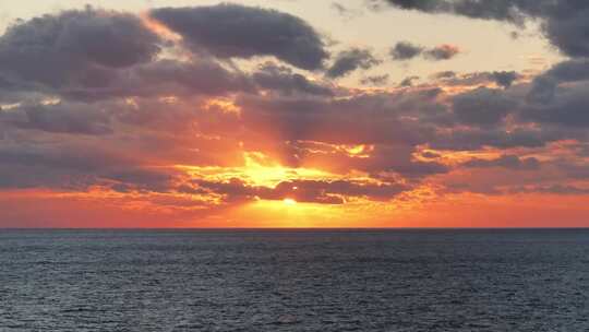 大海夕阳日落阳光穿过云层海面日落