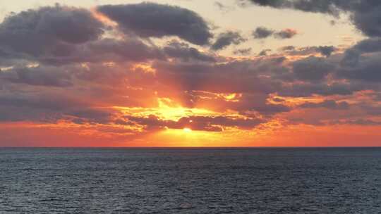 大海夕阳日落阳光穿过云层海面日落视频素材模板下载