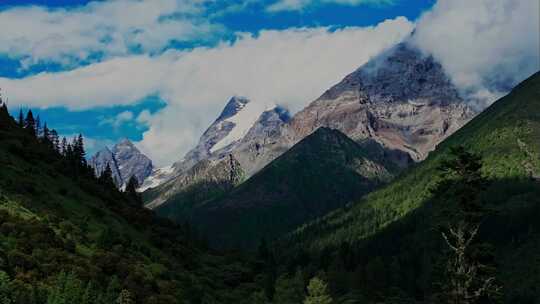 川西四姑娘山山谷雪山河流大气唯美航拍风光视频素材模板下载