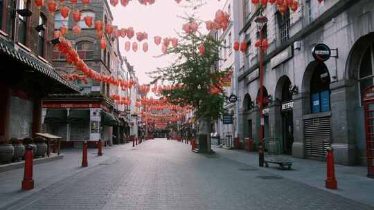 伦敦空荡荡的街道上悬挂着中国灯笼