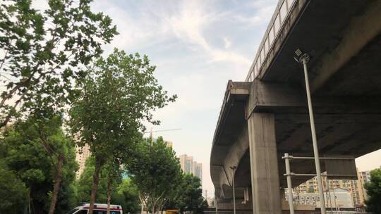武汉夏天高温的天空下，高架桥仰视天空视角