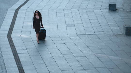 在街上提着行李走路的女人视频素材模板下载
