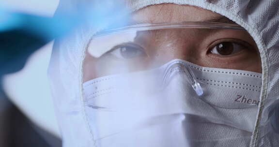 科研人员操作眼神实验室医疗生物基因研发