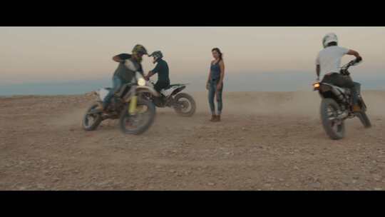 三个男人在沙漠里骑自行车围着女人转