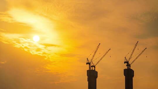 日出夕阳橙色天空下的房地产建筑工地