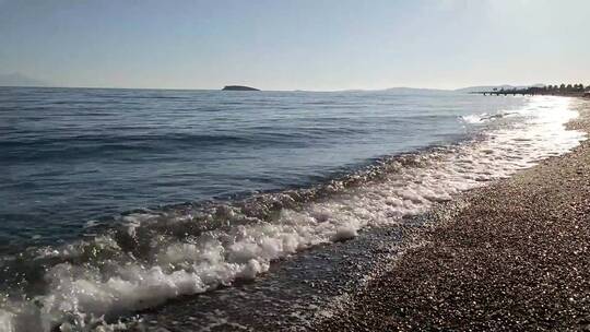海浪冲刷海滩景观