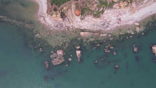 大海海浪沙滩礁石烟台长岛航拍视频素材模板下载