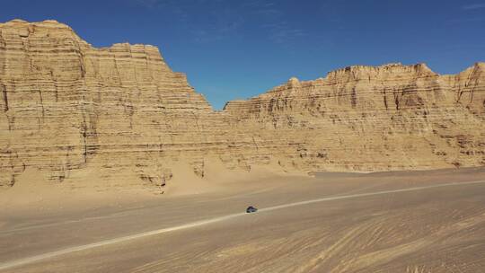 汽车越野行驶新疆哈密大海道雅丹戈壁荒漠