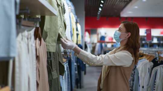 服装店戴口罩和手套的女人