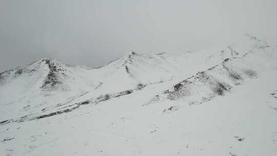 青海海南拉脊山雪山云雾航拍视频