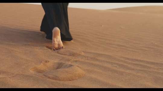 妙龄女子赤脚走在沙漠行走
