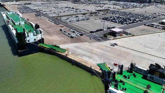 航拍汽车码头港口