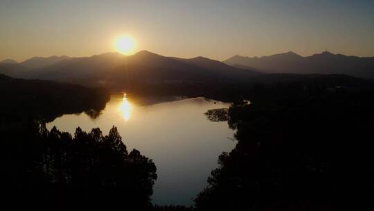 航拍西湖的金色夕阳美景