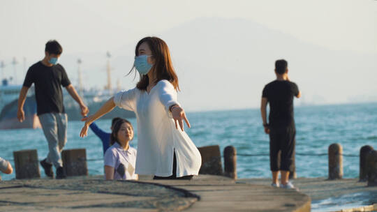 海边跳舞的女生