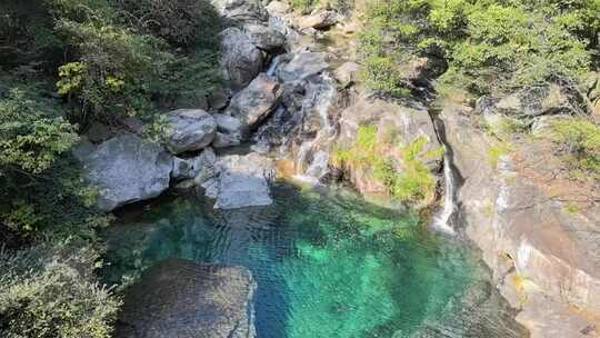 清澈的山泉水