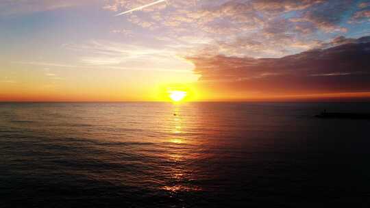 令人惊叹的海上日落，海水上明亮的橙色日落地平线水