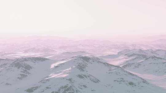 日落时白雪覆盖的山脉和粉红色的天空