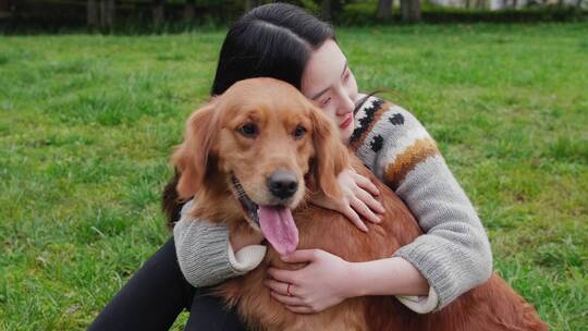 美丽女青年和宠物犬在公园里玩耍